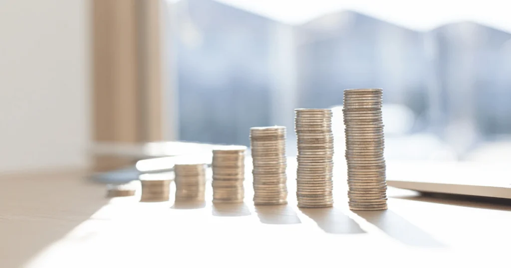 Henkilö käyttää korkoa korolle laskuria tietokoneella seuratakseen säästöjen kasvua.