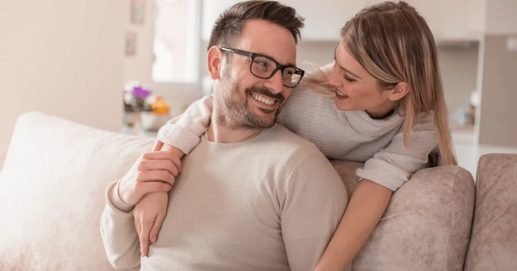 Henkilö käyttää lainalaskuri-työkalua tietokoneella laskeakseen lainan kuukausierän ja kokonaiskulut.